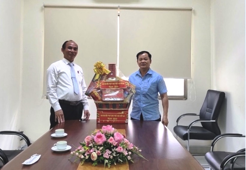 Ông Châu (bên phải), Phó Trưởng phòng nghiệp vụ 1 Ban Tôn giáo thành phố Hồ Chí Minh, đã tiếp thân mật Pháp Tạng Phật Giáo Việt Nam TP. Hồ Chí Minh.